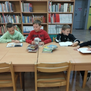 Uczniowie przeglądają otrzymane książki
