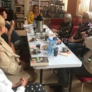 Klubowicze dyskutujący o powieści Joanny Bator „Gorzko, gorzko”