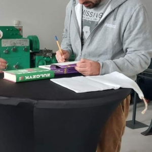 Jakub Żulczyk podpisujący książki