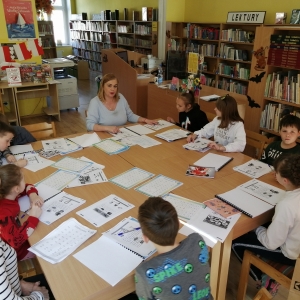 Uczestnicy kursu języka polskiego dla dzieci Uchodźców z Ukrainy, które odbywały się w Oddziale Dziecięcym MBP w Świebodzicach