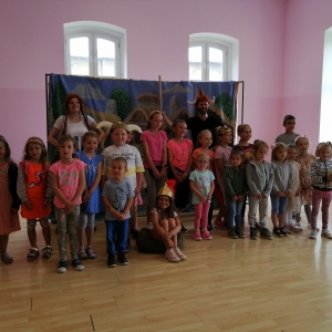 Aktorzy z Teatru Blaszany Bębenek wraz z dziećmi na wspólnej fotografii