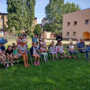 Uczestnicy oczekujący na rozpoczęcie Wakacyjnego spotkania pod Lipą z piratami w tle, które odbyło się 28.07.2022 w Oddziale Dziecięcym MBP w Świebodzicach