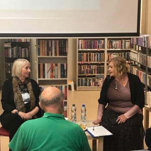 Autor na Żądanie czyli Jolanta Maria Kaleta i prowadząca spotkanie dyrektor biblioteki Beata Wiciak