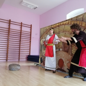 Juliusz Ceza i Dwulicus knują plan wykradzenia przepisu na magiczą miksturę, czyli "Asterix ratuje Obeliksa" w wykonaniu aktorów z Teatru Blaszany Bębenek