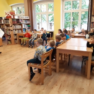 Uczniowie klasy I c ze Szkoły Podstawowej nr 3 w Świebodzicach zapoznają się z funkcjonowaniem biblioteki