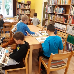 Uczniowie samodzielnie poruszają się bo bibliotece i wybierają książki